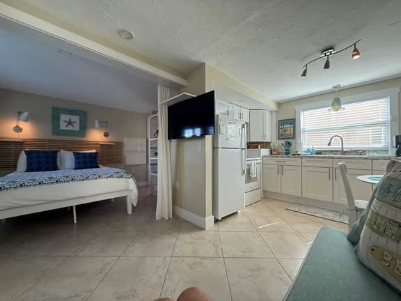 Cozy Beach Bungalow - Image 2